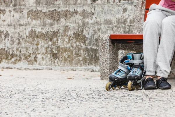 Fechar Mulher Menina Com Patins Lâminas Livre — Fotografia de Stock