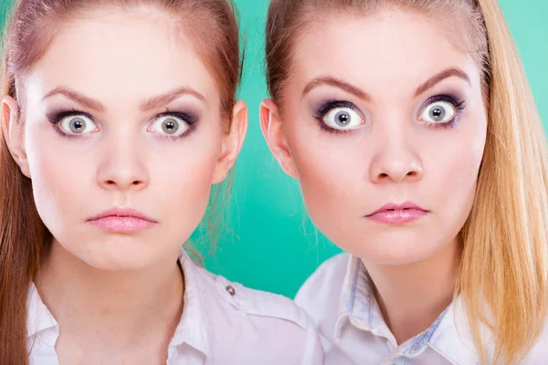 Twee Jonge Vrouwen Kijken Verbaasd Verbaasd Menselijke Emotie Gezichtsuitdrukking — Stockfoto