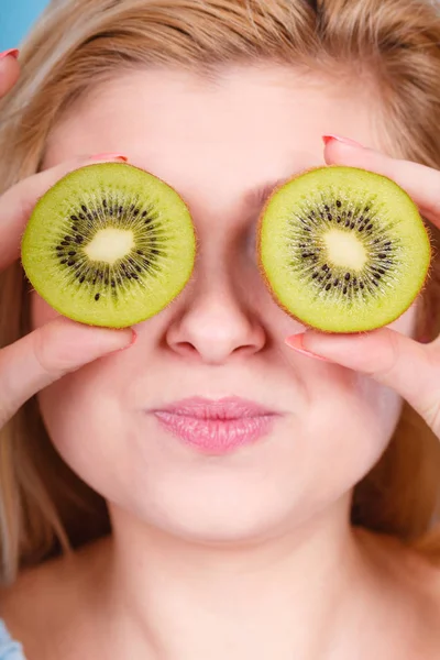 Diet Sehat Makanan Menyegarkan Penuh Vitamin Wanita Memegang Buah Kiwi — Stok Foto