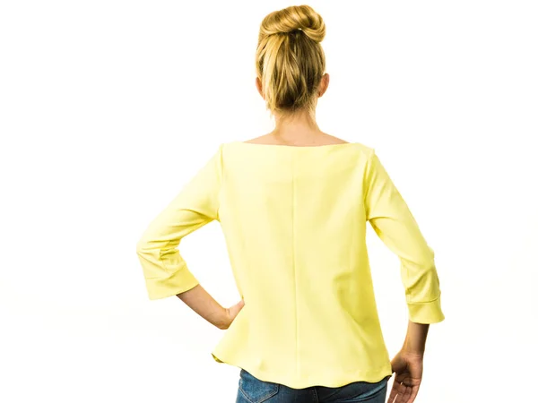 Dorosła Kobieta Prezentuje Swój Luźny Piękny Strój Żółta Bluzka Długim — Zdjęcie stockowe
