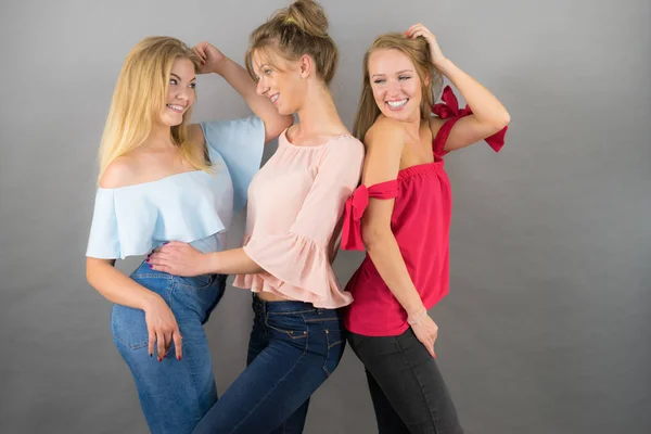 Felices Amigas Positivas Divirtiéndose Disfrutando Tiempo Libre Femenino Concepto Amistad —  Fotos de Stock