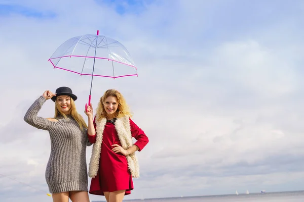 Duas Mulheres Moda Vestindo Roupas Elegantes Segurando Guarda Chuva Transparente — Fotografia de Stock