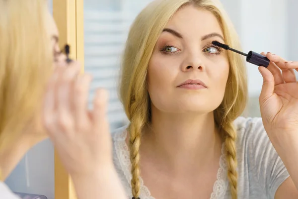 Mujer Haciendo Maquillaje Con Pestañas Rímel Negro Cepillado Concepto Belleza — Foto de Stock
