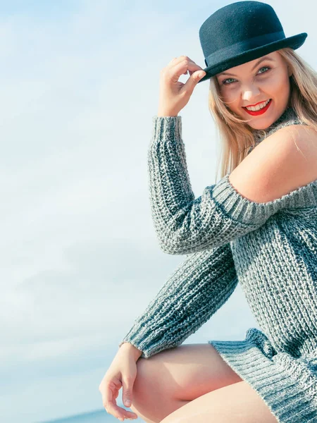 Bella Giovane Donna Bionda Che Indossa Cappello Fedora Maglione Ponticello — Foto Stock