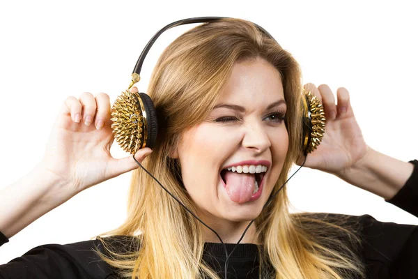 Adolescente Joven Grunge Mujer Escuchando Música Los Auriculares Con Picos — Foto de Stock