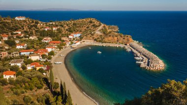 Yunanistan 'ın Arcadia bölgesindeki ünlü Sambatiki plajı, Akdeniz Avrupa. Tatil gezisi macera konsepti.