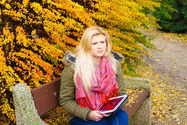 Женщина Расслабляется Сидя Скамейке Парке Осеннюю Погоду Помощью Планшетного Проверяя — стоковое фото