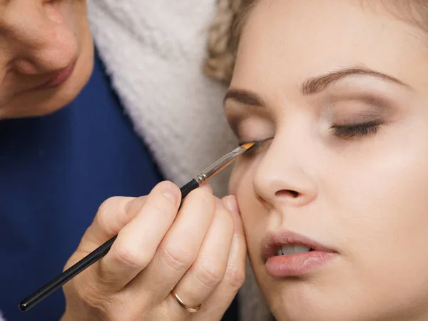 Model Jonge Mooie Vrouw Het Krijgen Van Haar Ogen Make — Stockfoto