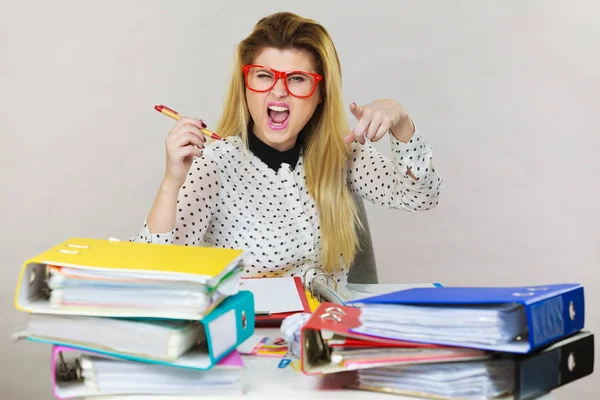 Donna Affari Concentrata Sensazione Energica Seduta Lavorare Alla Scrivania Documenti — Foto Stock