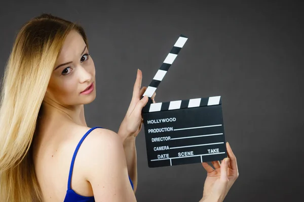 スレート プロの映画を保持している女性映画クラッパー ボード ハリウッド生産オブジェクト概念 黒の背景で撮影スタジオ — ストック写真