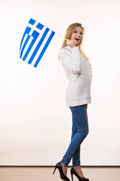 Feliz Mulher Engraçada Segurando Grécia Bandeira Nacional Grega Ser Patriótico — Fotografia de Stock