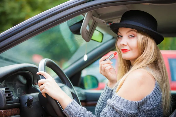 Mujer Atractiva Joven Mirando Espejo Retrovisor Pintando Sus Labios Haciendo — Foto de Stock