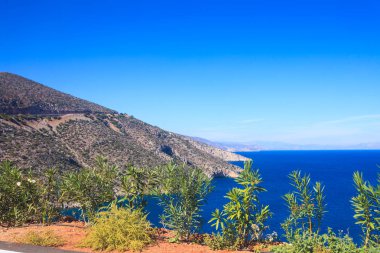 Güzel Yunan sahil şeridindeki kayalıklardan manzarayı izleyin. Deniz suyu, mavi okyanus.