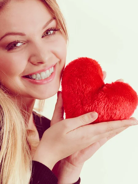 Mujer Romántica Sosteniendo Pequeña Almohada Esponjosa Forma Corazón Rojo Regalo — Foto de Stock