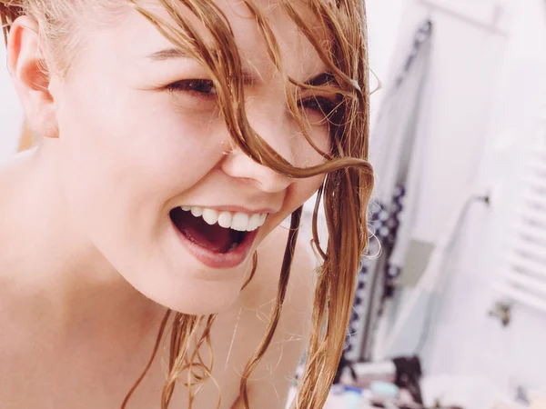 Banyodaki Uzun Islak Sarı Saçlı Mutlu Kadın Oyuncu Genç Bayan — Stok fotoğraf