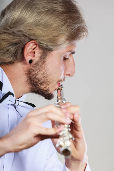 Música Flauta Tocando Músico Flutista Masculino Profissional Jovem Elegante Homem — Fotografia de Stock