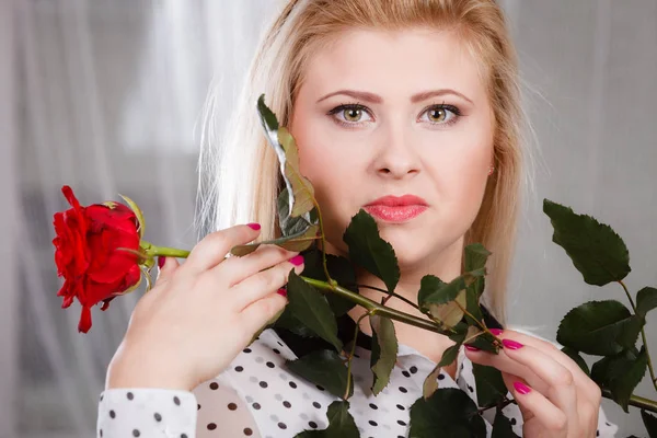 Romantik Valentinstag Geschenke Konzept Schöne Blonde Junge Frau Mit Roter — Stockfoto