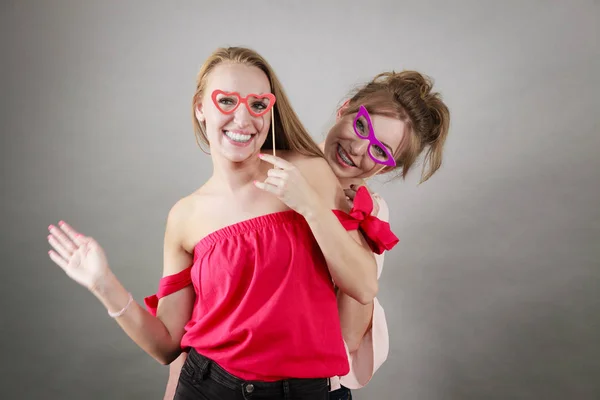 Duas Amigas Felizes Mulheres Segurando Acessórios Carnaval Vara Divertindo Durante — Fotografia de Stock