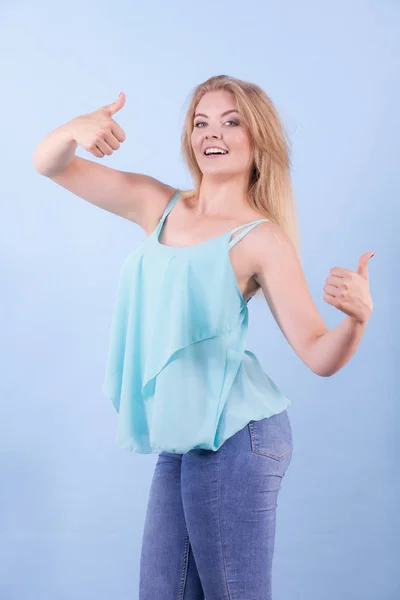 Glücklich Positive Junge Schöne Frau Mit Guter Laune Trägt Blaues — Stockfoto