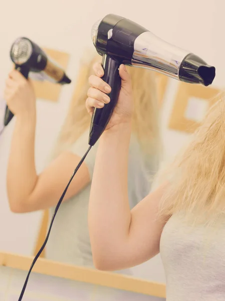 Unbekannter Benutzt Trockner Lange Blonde Haare Badezimmer Trocknen Friseurausrüstung Und — Stockfoto