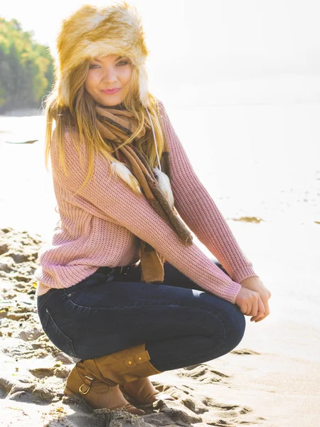 Dospívající Žena Tráví Čas Venkovní Pláži Během Podzimní Počasí Sobě — Stock fotografie