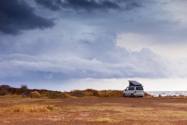 Turizm tatili ve seyahat. Yunanistan 'da yaz mevsiminde doğa üzerine kamp minibüsü.