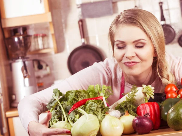 Jovem Alegre Engraçada Cozinhando Chef Com Muitos Vegetais Saudáveis Mesa — Fotografia de Stock