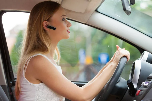 Concepto Transporte Seguridad Mujer Rubia Joven Conduciendo Coche Usando Teléfono — Foto de Stock