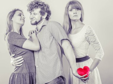 Kıskançlık ve ihanet kavramı. Terk edilmiş sevilmeyen kız mutlu sarılma çift üzerinde izliyor. Üçgen ilişki.