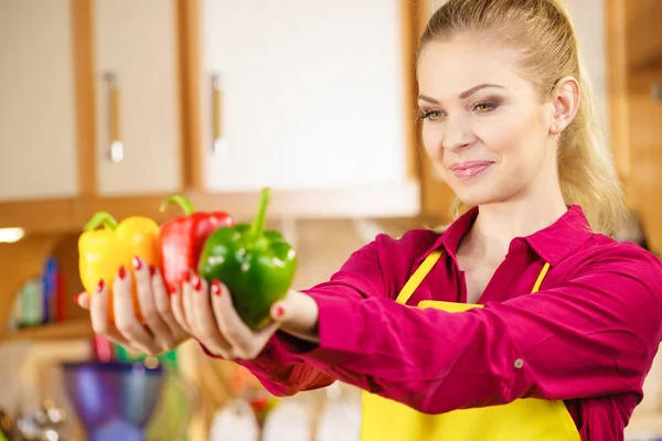 Смешная Веселая Женщина Держит Перец Колокольчика Вкусный Здоровый Рацион Овощей — стоковое фото