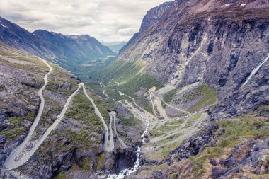 Yolu Trollstigen ya da Trollstigveien Norveç Avrupa'nın doğal dağ yolu virajlı troller