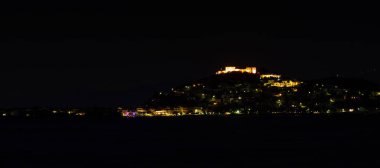 Eski ile Astros şehrin gece sahne Zafeiropouloi Kalesi, Yunanistan Peloponnese Arcadia mahvetti. Seyahat macera kavramı