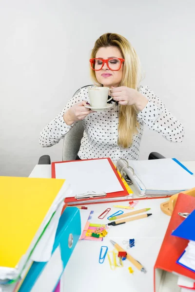 Donna Felice Ufficio Bere Caffè Caldo Godendo Suo Tempo Pausa — Foto Stock