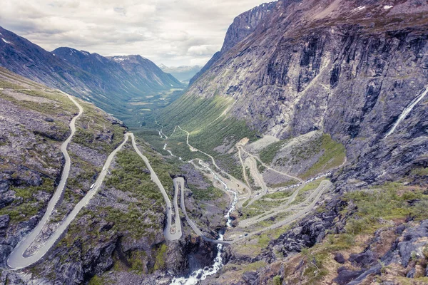 Trollstigen または Trollstigveien ノルウェー ヨーロッパの風光明媚な山の道を巻線を荒らし — ストック写真