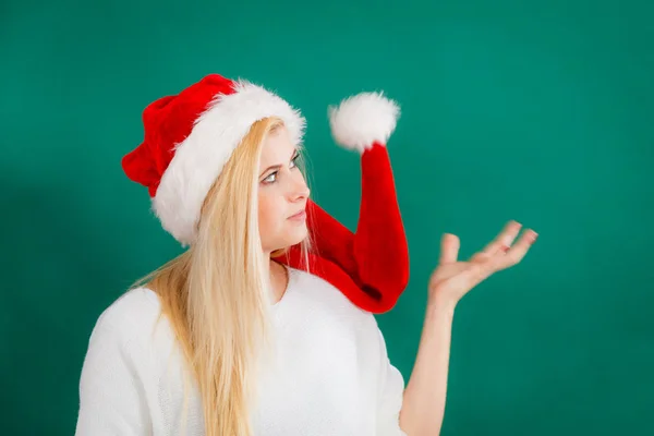 Frau Mit Weihnachtsmannmütze Wartet Auf Weihnachtsgeschenke Und Spielt Mit Bommel — Stockfoto