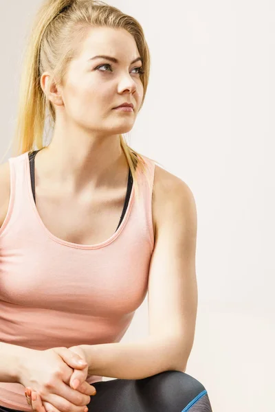 Femme Débardeur Assis Sur Canapé Intérieur Préparer Pour Des Exercices — Photo