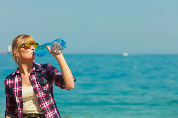 Jonge Toeristische Vrouw Drinkwater Buiten Zee Achtergrond — Stockfoto