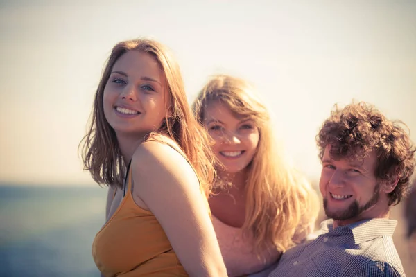 Conceito Férias Verão Felicidade Amizade Grupo Amigos Menino Duas Meninas — Fotografia de Stock