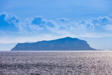 Deniz güzel mesafe görünümden yatay, Yunan Adası sahne sırasında bulutlu hava.