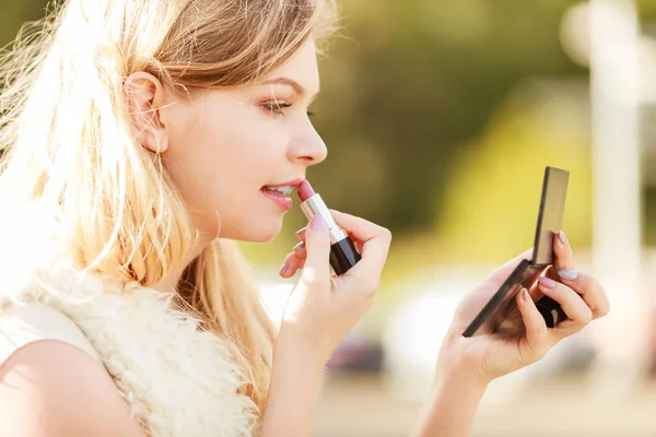Mujer Bonita Haciendo Maquillaje Aplicando Lápiz Labial Rojo Sus Labios — Foto de Stock