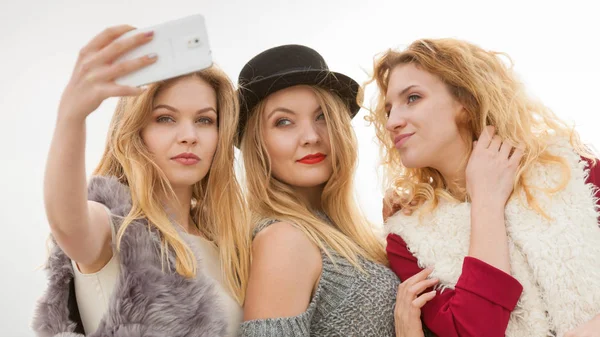 Kadın Selfie Çekiyor Dışarıda Eğleniyor Fotoğraf Çekmek Için Akıllı Telefon — Stok fotoğraf