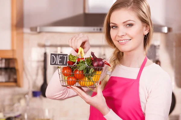 厨师快乐的女人拿着购物篮 上面有饮食标志和许多五彩缤纷的蔬菜 健康饮食 — 图库照片