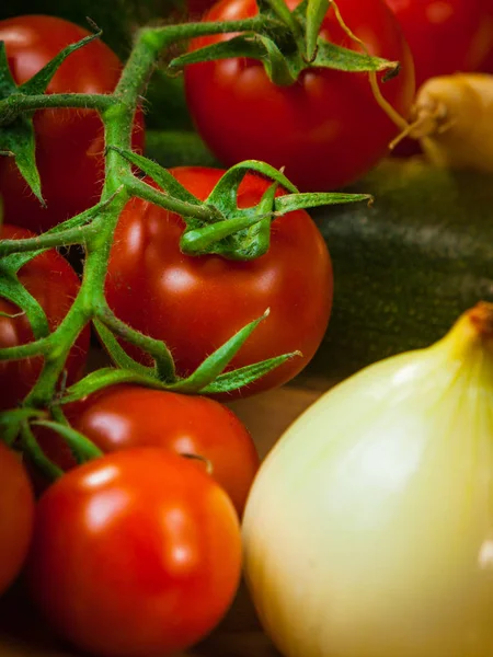 Close Tomaten Met Groene Takken Witte Gezonde Maaltijd Groenten Eten — Stockfoto