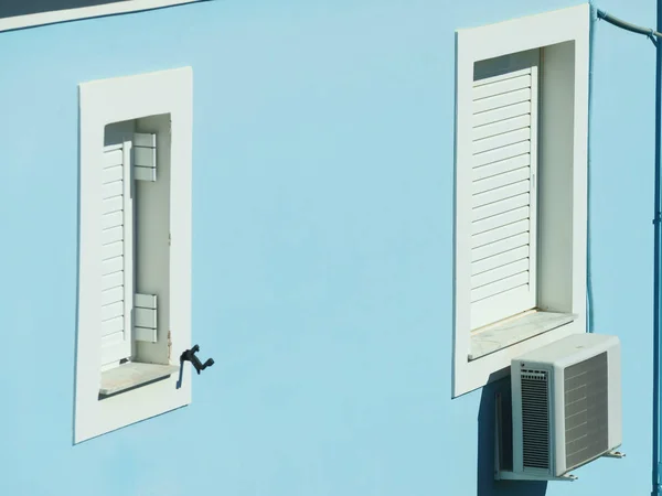 Detalhes Arquitetônicos Fora Casa Janelas Brancas Persianas Parede Azul Casa — Fotografia de Stock