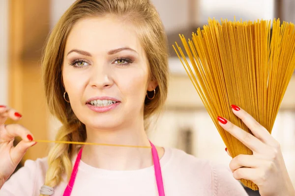 Mulher Segurando Macarrão Longo Macarrão Pronto Para Cozinhar Espaguete Conceito — Fotografia de Stock