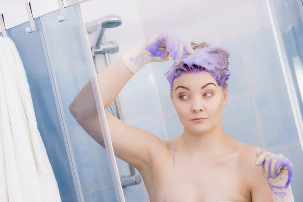 Frau Wartet Auf Färbung Shampoo Auf Ihre Haare Arbeiten Weibchen — Stockfoto
