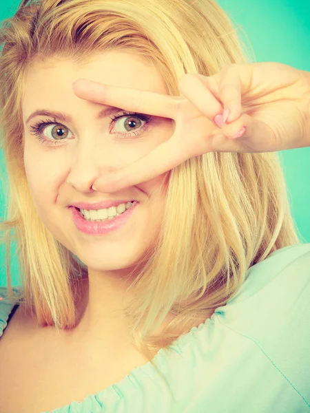 Mujer Alegre Positiva Feliz Mostrando Gesto Paz Con Los Dedos — Foto de Stock