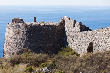 Yunan kaleler. Kelefa kale ve deniz bay, Oitylo arka planda, Mani, Laconia, Yunanistan.