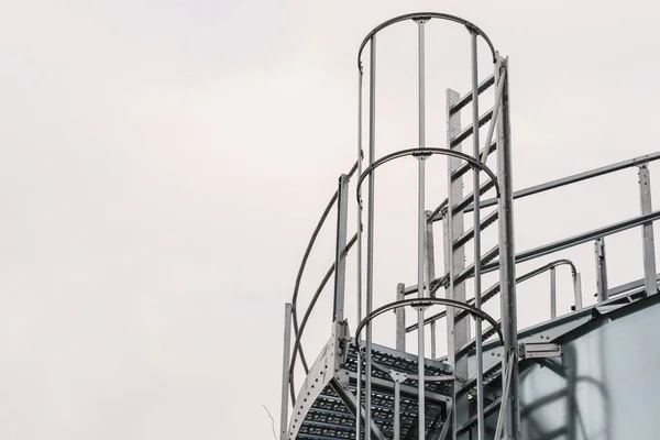 Yuvarlak Korumalı Endüstriyel Metal Merdiven Tırabzan Güvenlik Kuralları Tarım Endüstrisi — Stok fotoğraf