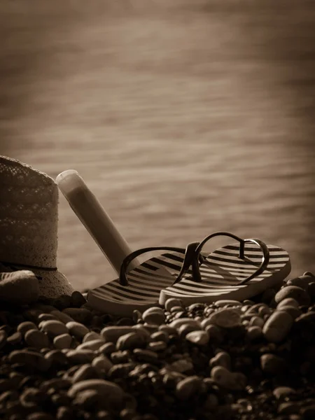 Strandzubehör Auf Einem Handtuch Zum Sonnenbaden Sonnenhut Und Flip Flops — Stockfoto